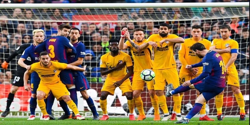 Hàng rào cản bóng phải đúng quy định của FIFA